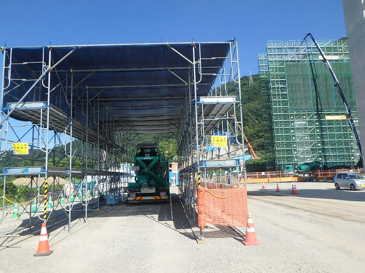 東海環状自動車道 御望山本線橋（下部工）工事